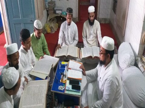मेरठ में एक मौलाना बाकायदा संस्कृत के श्लोक सुनाते हुए नज़र आते हैं. 