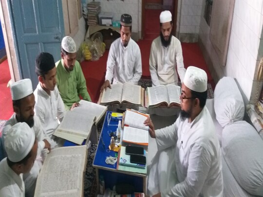 मेरठ में एक मौलाना बाकायदा संस्कृत के श्लोक सुनाते हुए नज़र आते हैं. 