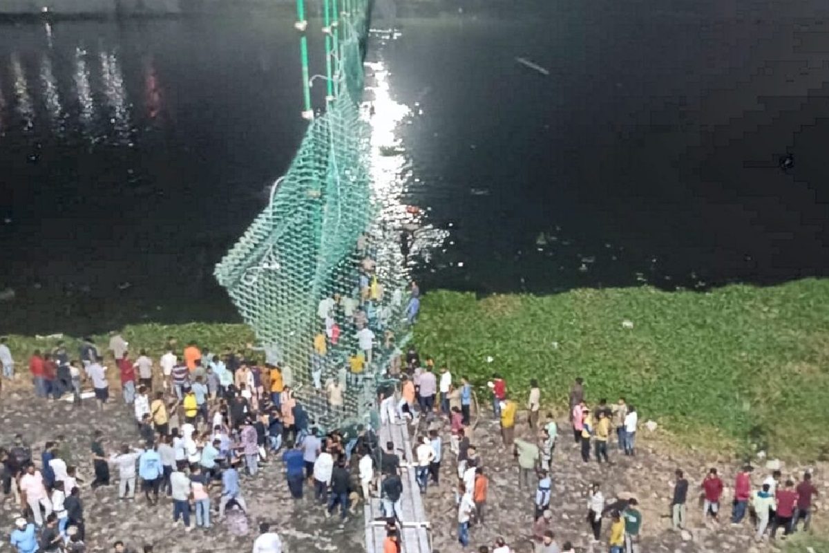 Morbi Bridge Collapse: मोरबी में पुल टूटने से 68 लोगों की मौत, बचाव कार्य  जारी, पुल की प्रबंधन टीम पर मामला दर्ज - big accident in gujarat morbi as  400 people fell