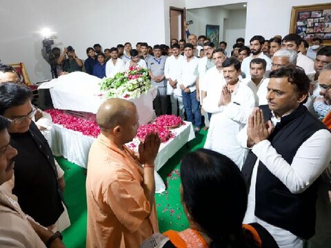 पूर्व रक्षा मंत्री और यूपी के पूर्व सीएम मुलायम सिंह यादव के पैतृक गांव सैफई पहुंचकर सीएम योगी ने श्रद्धांजलि दी. (फोटो- समाजवादी पार्टी)
