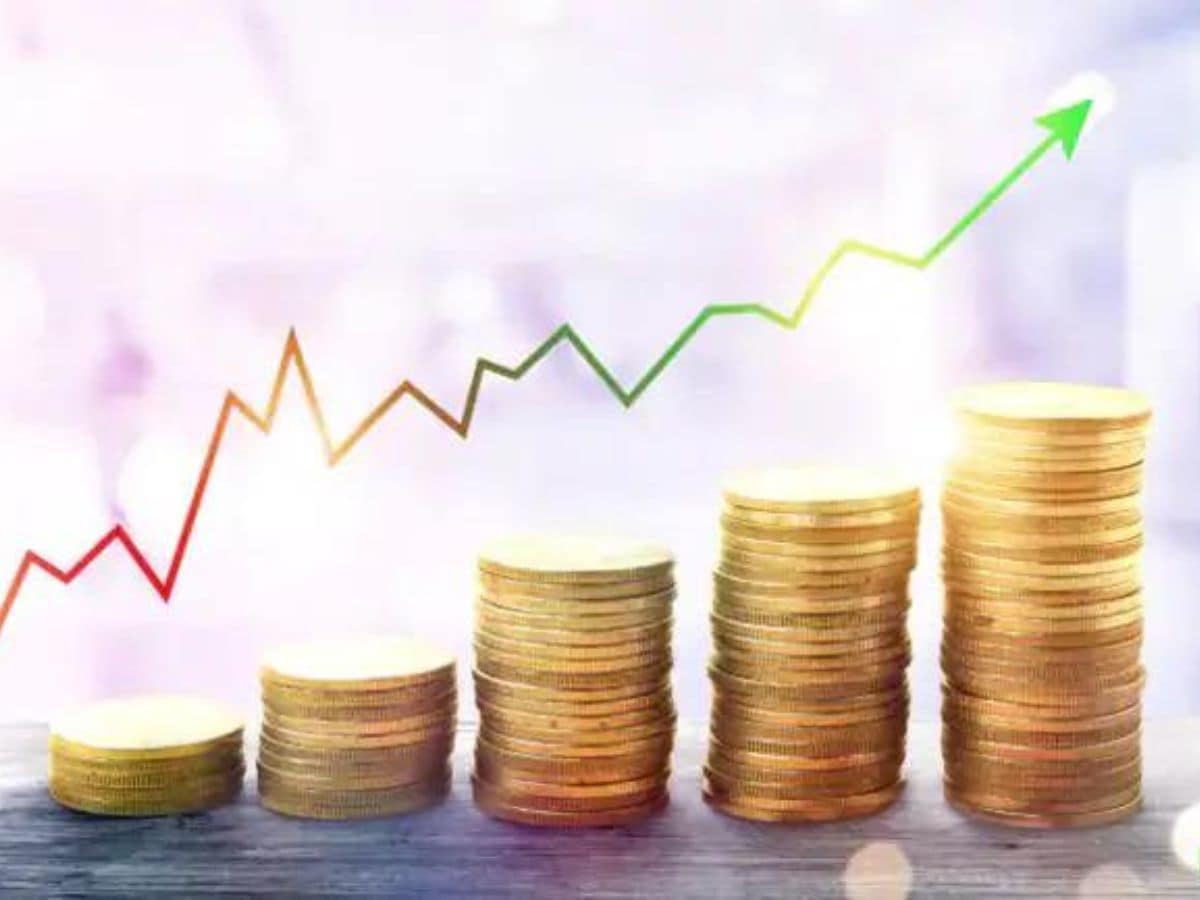  एसबीआई टेक्नोलॉजी अपॉर्चुनिटीज फंड (SBI Technology Opportunities Fund) : 5 साल में शानदार रिटर्न देने वाले फंड्स की लिस्‍ट में एसबीआई टेक्नोलॉजी अपॉर्चुनिटीज फंड का नाम भी शामिल है. जिन निवेशकों ने इस फंड में 5 साल के लिए एकमुश्‍त निवेश किया था, उन्‍हें 24.36 फीसदी सालाना रिटर्न मिला. एसआईपी से निवेश करने को इस फंड ने 23.42 फीसदी रिटर्न दिया है. पांच साल में इस फंड ने एक लाख रुपये की वैल्‍यू 3 लाख रुपये कर दी.