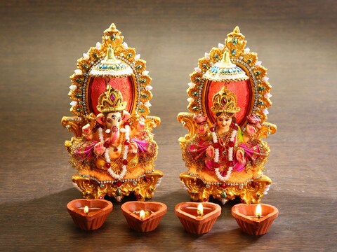 लक्ष्मी जी की पूजा में विशेष वस्तुएं शामिल करनी चाहिए. 