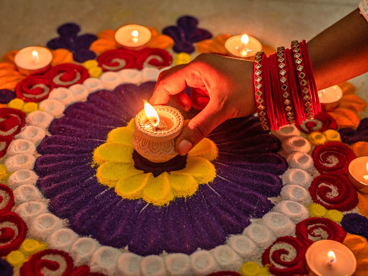 Diwali 2022 : दीपावली पर मुख्य द्वार की सजावट करने के लिए ऐसे बनाएं रंगोली,  मां लक्ष्मी होंगी प्रसन्न - India TV Hindi