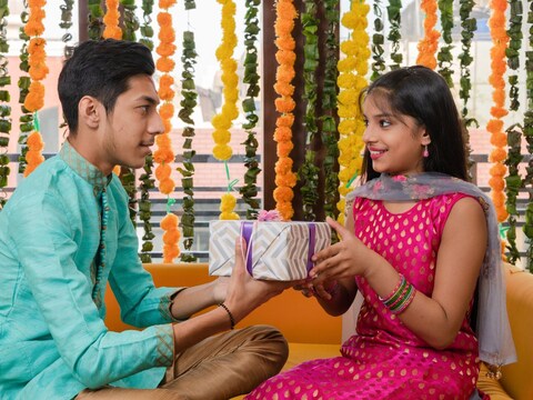कुछ स्थानों पर भाई दूज पर अनोखी परंपरा निभाई जाती है. 