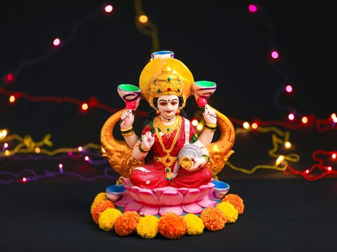 धनतेरस पर मां लक्ष्मी, कुबेर भगवान की उपासना होती है. 