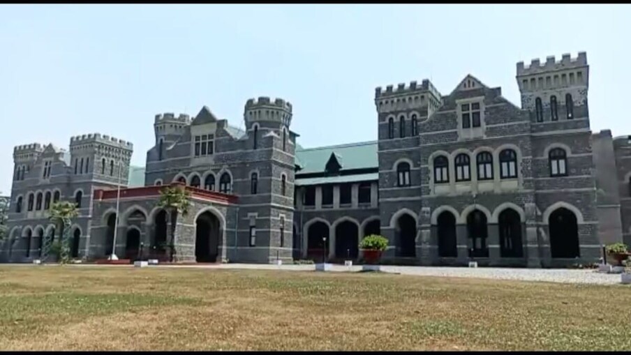  नैनीताल का राजभवन गौथिक शैली में बनी इमारत है, जो लंदन के बकिंघम पैलेस की तर्ज पर ही बनी है. 220 एकड़ में फैले इस भवन में 115 कमरे हैं. नैनीताल के इस गवर्नमेंट हाउस की आधारशिला 27 अप्रैल 1897 को रखी गई थी और साल 1900 तक यह बनकर तैयार हो गया था. यह ऐतिहासिक भवन देश के सर्वश्रेष्ठ राजभवनों में से एक है.