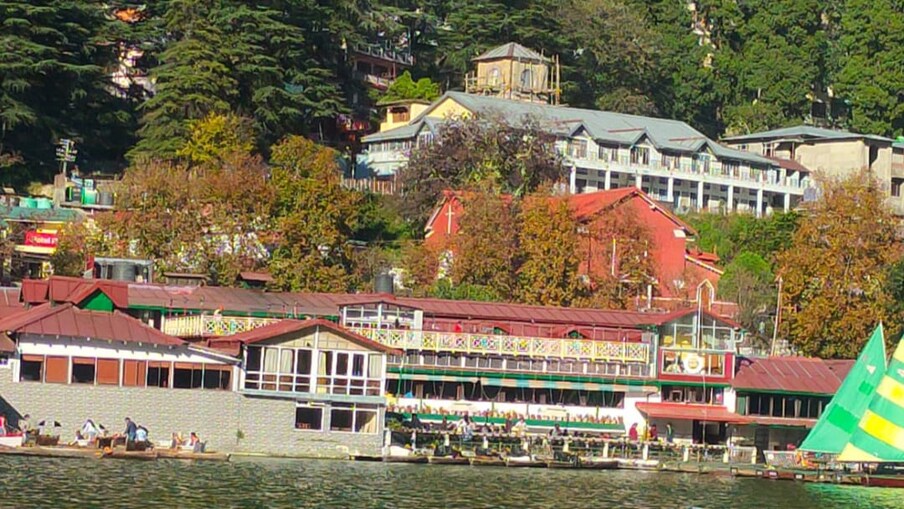  नैनीताल का बोट हाउस क्लब ब्रिटिशकालीन है. लगभग सवा सौ साल पुराना यह बोट हाउस क्लब पर्यटकों को भी काफी लुभाता है. इस ब्रिटिशकालीन क्लब की अस्थाई स्थापना साल 1892 में हुई थी. हालांकि इस क्लब के मुख्य भवन का निर्माण 1897 में हुआ था. नैनीताल के इस बोट हाउस क्लब के साथ ही नैनीताल यॉट क्लब भी जुड़ा है. यह क्लब सेलिंग से जुड़ी प्रतियोगिताएं करवाता रहा है. इस क्लब से केवल नैनीताल ही नहीं बल्कि देश के कई बड़े उद्योगपति जुड़े हैं.
