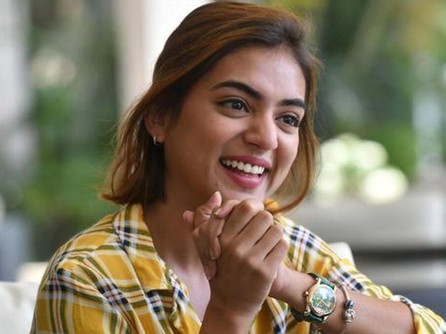  नजरिया नजीमएक्ट्रेस नजरिया नजीम (Nazriya Nazim) ने एक्टर फहाद फासिल से तब शादी करने का फैसला किया था जब उनका करियर पीक पर था. उन्होंने 2014 में फहाद फासिल से शादी की थी. शादी के बाद एक्ट्रेस ने फिल्मों से दूरियां बना ली थी. फिर शादी के चार साल बाद उन्होंने मलयालम में Anjali Menon की Koode से एक्टिंग में वापसी की थी. एक्ट्रेस ने कहा था कि एक्टिंग से ब्रेक लेने का फैसला उनका था और उनके हर फैसले में उनके पति ने पूरा साथ दिया है.