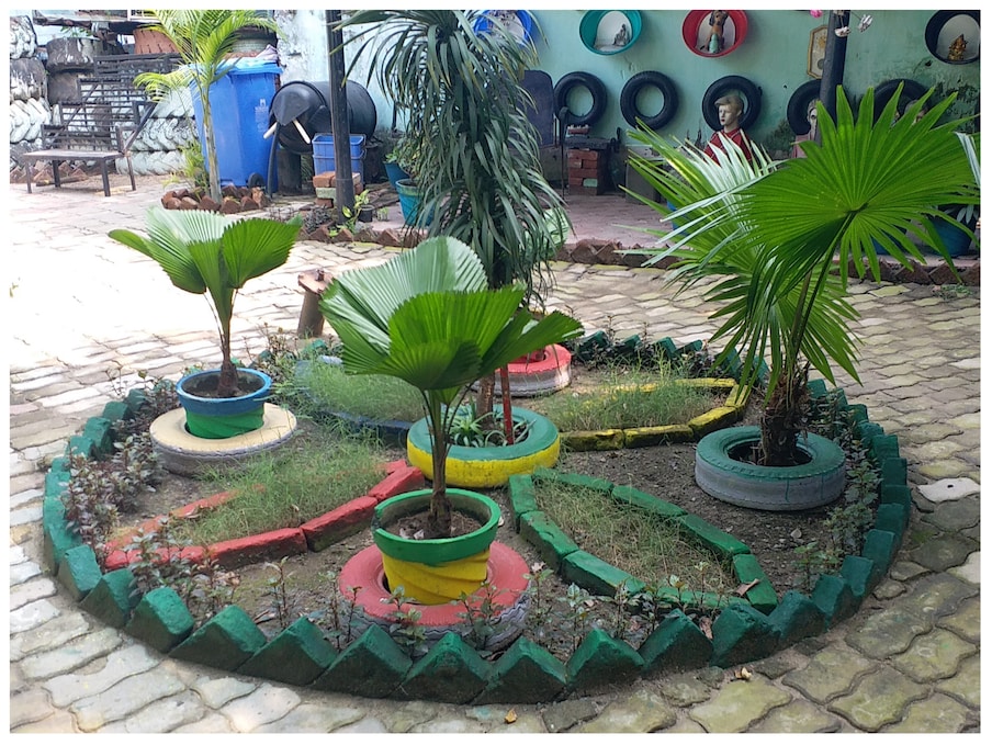  शहर से निकलने वाले कूड़ा, कचरा और खराब सामान निकालकर उसे कचरा पार्क में सुंदर तरीके से सजा दिया गया है. सजावट ऐसी है कि देखने वालों की आंखें रुकी रह जाती हैं. पार्क को देखकर हर कोई सोचने के मजबूर है कि क्या खराब होने के बाद कचरा में फेंके गए सामान से भी इतना बढ़िया आकार दिया जा सकता है.