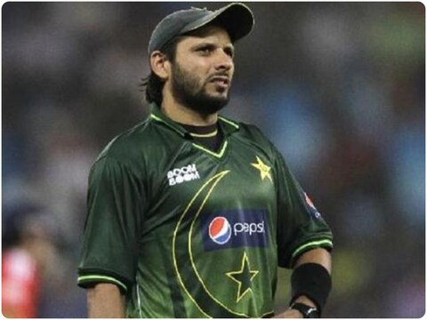 पाकिस्तान के पूर्व दिग्गज खिलाड़ी शाहिद अफरीदी ने क्रिकेट के मैदान में की थी बड़ी गलती. (PTI)