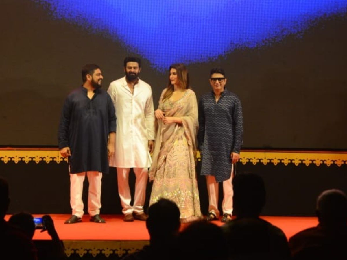  फिल्म 'आदिपुरुष' एक पैन इंडिया रिलीज है. इसे हिंदी, तेलुगु, तमिल, कन्नड़ और मलयालम भाषा में सिनेमाघरों में रिलीज किया जाएगा. बताया जा रहा है कि इसे 20 हजार स्क्रीन्स पर रिलीज होगी.