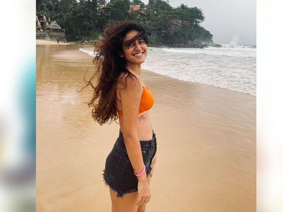     इंटरनेट पर अक्सर प्रिया का स्टनिंग और बोल्ड लुक वायरल होता रहता है.  ऐसे में अब उन्होंने थाईलैंड से अपना बोल्ड लुक शेयर किया है.  उन्होंने समुद्र किनारे पानी के बीच बिकिनी में बोल्डनेस का तड़का लगाया है.  उनका ये सिजलिंग अवतार सभी को पसंद आ रहा है.