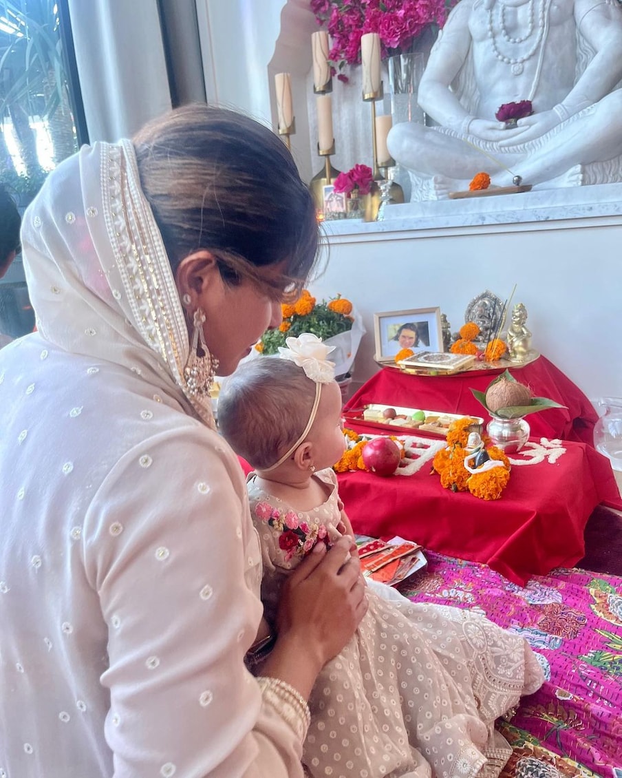  कपल इंटरनेट पर शेयर की गई तस्वीरों में अपनी बेटी के चेहरे को इमोजी से छिपाते हैं. (फोटो साभारः Instagram @priyankachopra)