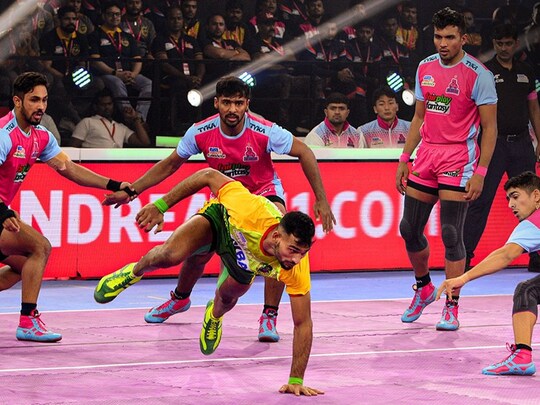 जयपुर पिंक पैंथर्स ने अर्जुन देशवाल के शानदार प्रदर्शन की बदौलत प्रो कबड्डी लीग में पटना पाइरेट्स पर 35-30 से जीत दर्ज की. (Photo PKL Twitter)