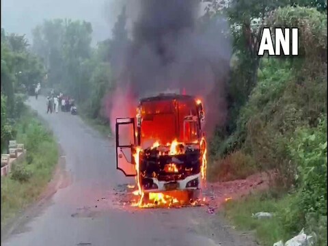 पाकिस्तान में दर्दनाक हादसा, बस में अचानक लगी भीषण आग; 17 यात्रियों की जलकर  मौत - pakistan road accident news at least 17 burnt alive after bus catches  fire near nooriabad – News18 हिंदी