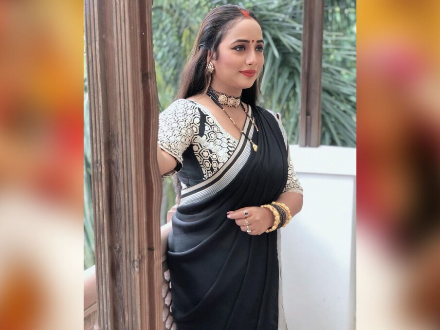  सोशल मीडिया पर सामने आई फोटोज (Rani Chatterjee Photos) में देख सकते हैं कि रानी चटर्जी को मांग में सिंदूर, गले में मंगलसूत्र और ब्लैक कलर की साड़ी में देखा जा सकता है. इसमें वो बेहद ही प्यारी लग रही हैं. इसमें उनका लुक देखते ही बन रहा है.