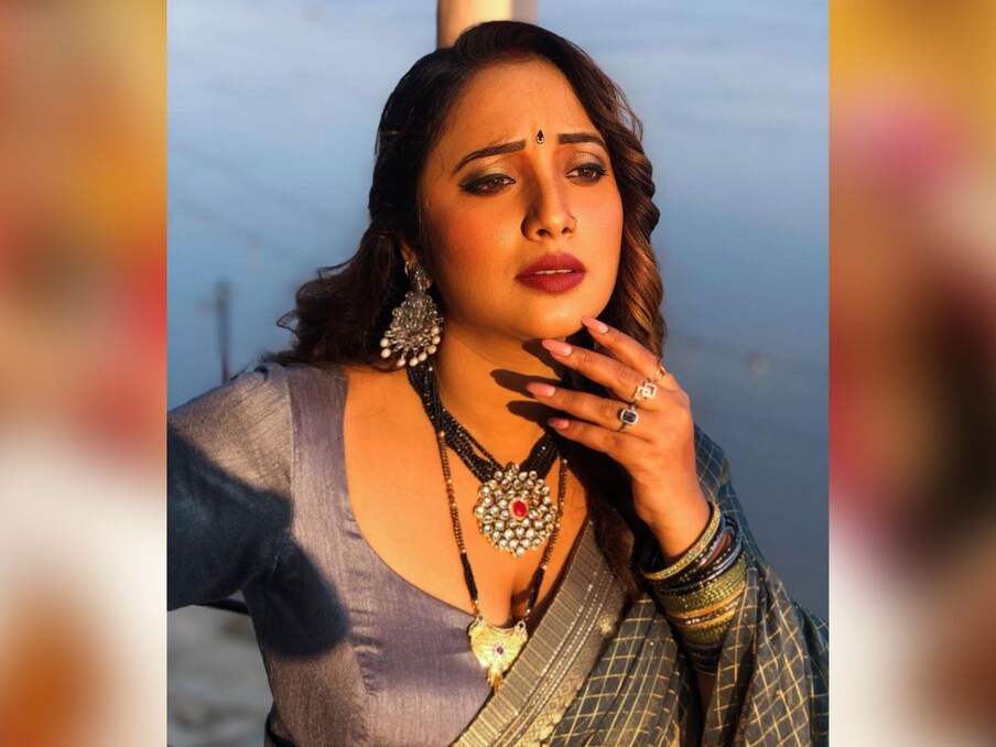 आपको बता दें कि रानी चटर्जी अक्सर अपनी पर्सनल लाइफ (Rani Chatterjee Personal Life) को लेकर चर्चा में रहती हैं. पिछले साल उनका शादी की चर्चाओं के बीच बॉयफ्रेंड मनदीप बामरा से ब्रेकअप हो गया था. बीते कुछ दिनों पहले उन्हें अपनी एक पोस्ट में किसी मिस्ट्री मैन को प्रपोज करते हुए देखा गया था. हालांकि, इस पर एक्ट्रेस का कोई रिएक्शन नहीं आया.