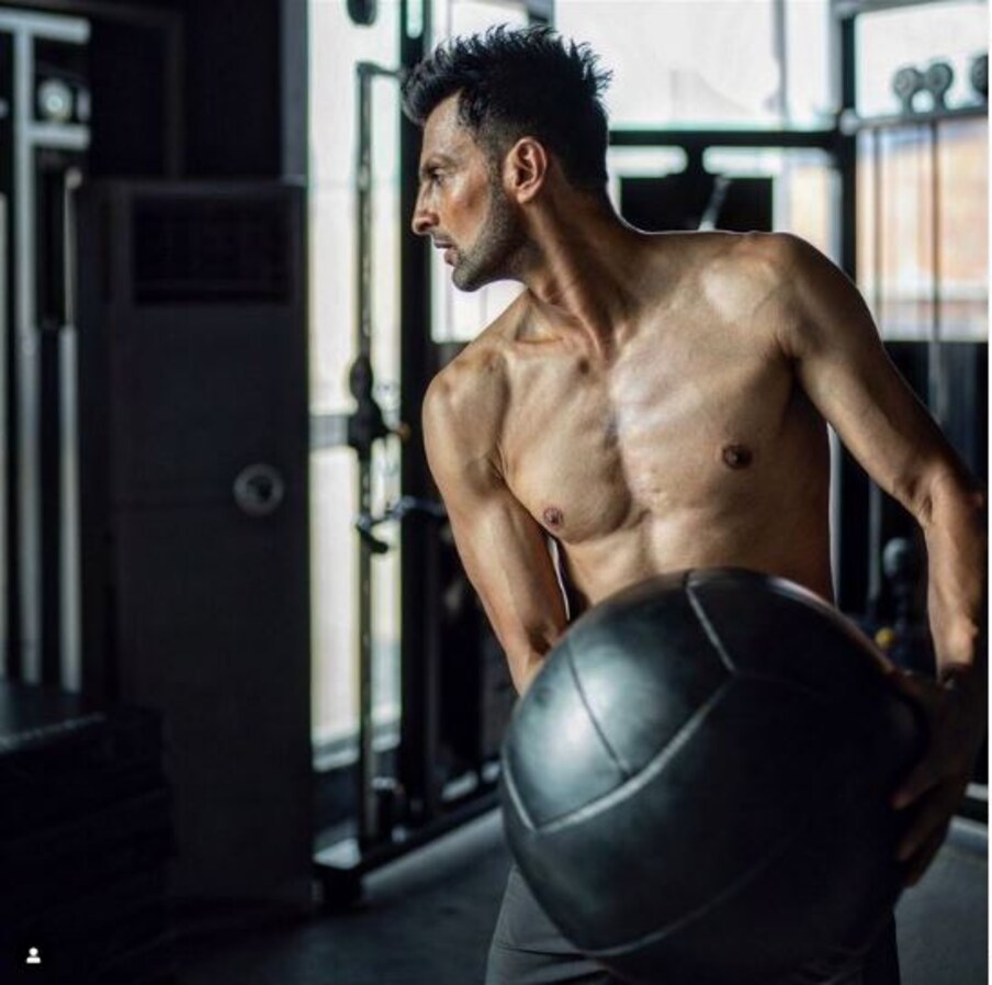  दाएं हाथ के अनुभवी बल्लेबाज शोएब मलिक (Shoaib Malik) ने अपने ऑफिशियल इंस्टाग्राम हैंडल पर एक फोटो शेयर किया है. इस फोटो में शोएब पूरी तरह से फिट नजर आ रहे हैं और अपनी दमदार बॉडी को फ्लॉन्ट करते हुए दिख रहे हैं. शोएब की शानदार बॉडी लोगों को खूब पसंद आ रही है. सोशल मीडिया पर लोग अलग अलग अपनी कमेंट कर रहे हैं.(realshoaibmalik/Instagram)