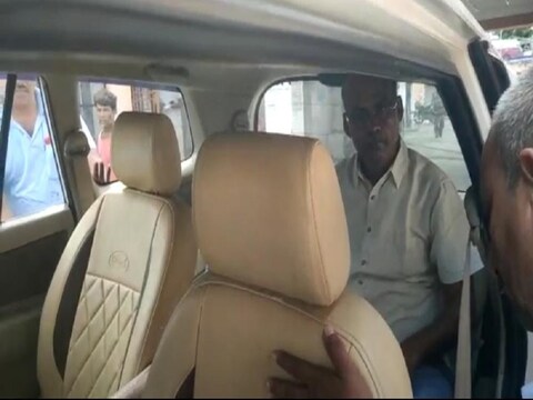 बिहार प्रशानिक सेवा से सेवानिवृत अधिकारी कृष्ण कुमार की विजयादशमी के दिन मधेपुरा से गिरफ्तारी हुई है.