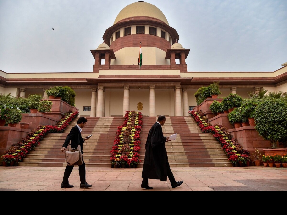 सुप्रीम कोर्ट ने गरीब सवर्णों को नौकरियों और शिक्षा में आरक्षण के पक्ष में फैसला दिया है. (फोटो-न्यूज़18)