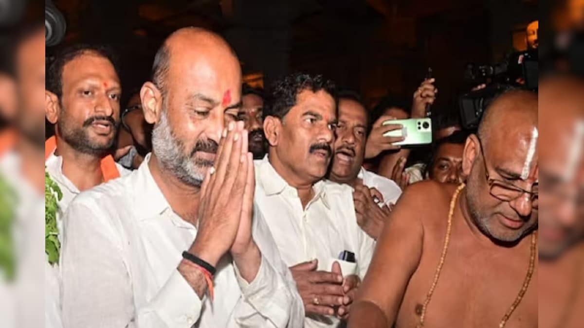 तेलंगाना: TRS विधायकों को तोड़ने का मुद्दा गरमाया BJP प्रमुख की मंदिर में शपथ पर छिड़ा संग्राम