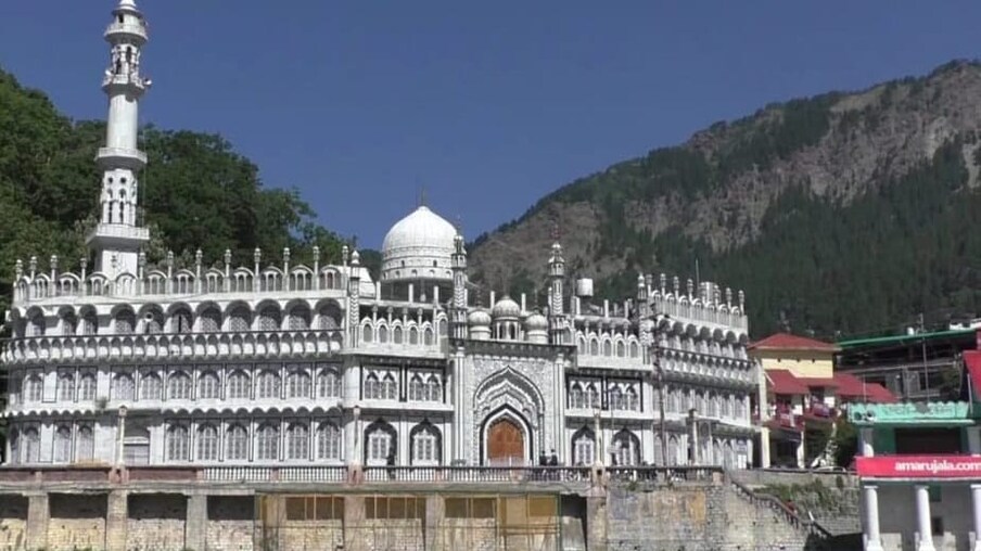  नैनीताल के मल्लीताल में स्थित इस मस्जिद की इमारत अपनी सुंदरता को खुद ब खुद बयां करती है. साल 1865 में ब्रिटिशकाल में ही इस मस्जिद का निर्माण हुआ था. इस मस्जिद के मुख्य दरवाजे पर अरबी शिलालेख देखने को मिल जाएंगे. वैसे तो यह मस्जिद ब्रिटिशकालीन है. हालांकि इसका नवीनीकरण साल 1996-97 में हुआ था. इस मस्जिद की संरचना संगमरमर की है.