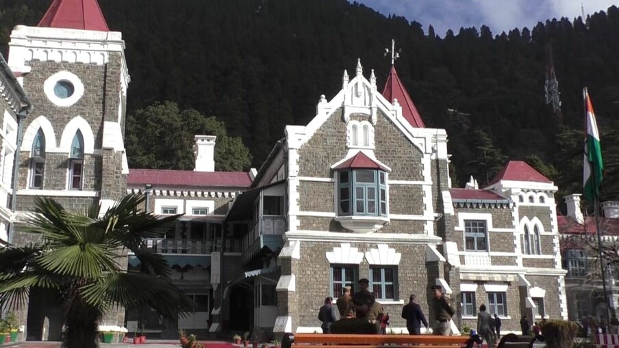  नैनीताल के मल्लीताल में उत्तराखंड राज्य का उच्च न्यायलय स्थित है. साल 1900 में वर्तमान के हाई कोर्ट की स्थापना की गई. गौथिक शैली में बनी इस इमारत में आज लोगों को न्याय मिलता है. 122 साल पुरानी यह ऐतिहासिक इमारत नैनीताल के वैभवशाली इतिहास को ताजा कर देती है.
