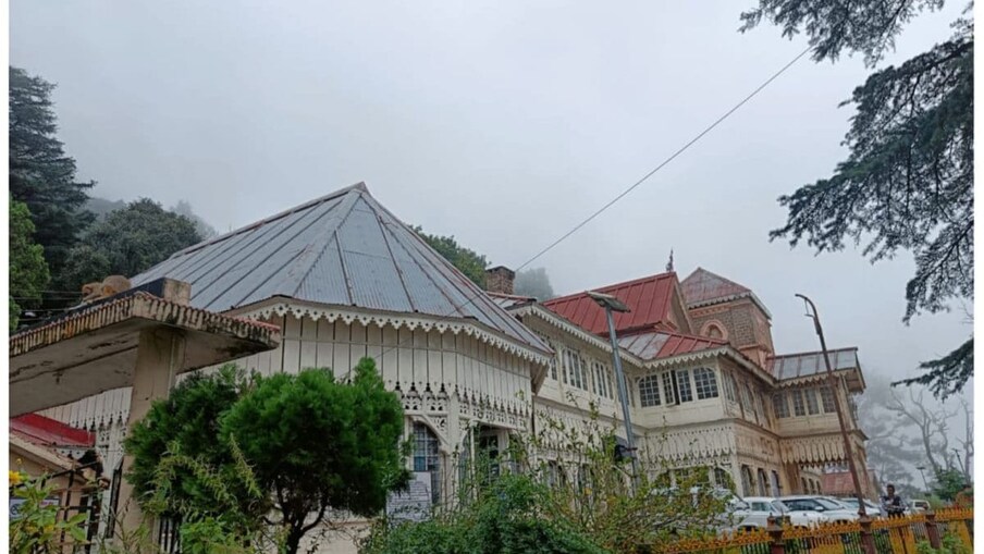  कुमाऊं के कमिश्नर रहे सर हैनरी रैमजे के नाम से 1892 में रैमजे अस्पताल को बनाया गया था. रैमजे को कुमाऊं का ‘बेताज बादशाह’ कहा जाता था. तब इसे बनाने में करीब दो लाख रुपये खर्च हुए थे. आजादी मिलने के बाद इसे जीबी पंत अस्पताल नाम दिया गया. अंग्रेजों के जमाने में यह अस्पताल पूरे एशिया के बेहतरीन अस्पतालों में गिना जाता था. बड़े अफसरों के इलाज के लिए यह काफी मशहूर था. फर्स्ट और सेकंड क्लास के ऑफिसर्स दूर-दूर से अपना इलाज कराने के लिए आते थे.
