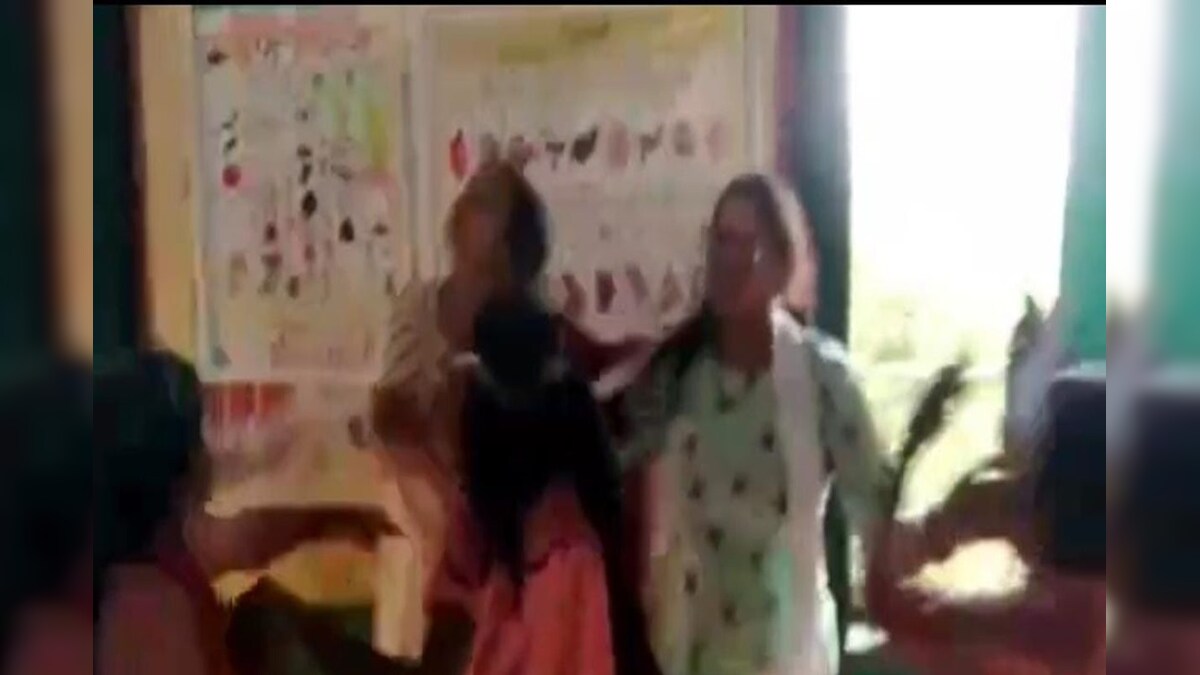 जब क्लासरूम में भिड़ गईं 2 महिला टीचरबच्‍चों के सामने घसीटा और पीटा जमकर तमाशा