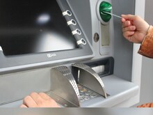 खराब ATM से खुलने लगी लोगों की किस्मत, अचानक निकले डबल पैसे तो मच गई लूट