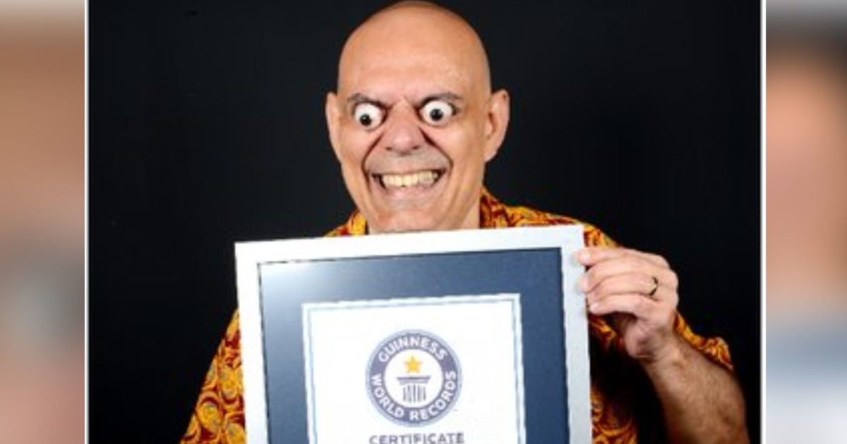 Video आंखे निकालकर डरा देता है शख्स, घूरघूर कर बना डाला गिनीज़ वर्ल्ड