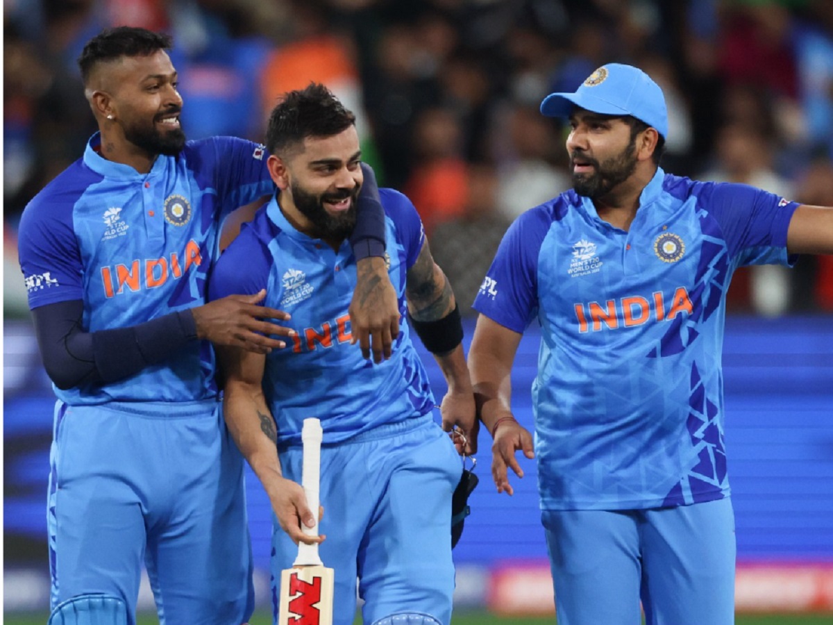  टी20 इंटरनेशनल की बात करें, तो यहां भी भारतीय टीम इंग्लिश टीम पर हावी है. दोनों के बीच कुल 22 मुकाबले खेले गए हैं. टीम इंडिया ने 12 जबकि इंग्लैंड को 10 मैच में जीत मिली है. दोनों के बीच हुए अंतिम 5 टी20 के मुकाबले देखें, तो भारतीय टीम 4 मैच जीतने में सफल रही है. (AP)