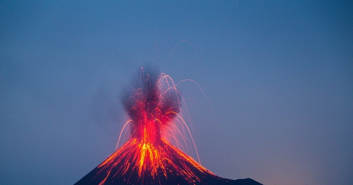 दुनिया के सबसे सक्रिय ज्वालामुखी के पास आया सिलसिलेवार भूकंप, अलर्ट पर  वैज्ञानिक! - scientists on alert after earthquake near worlds biggest  active volcano mnsj - News18 हिंदी