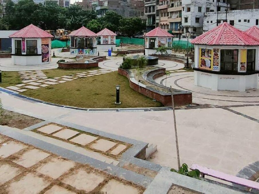  पार्क में बने ओपन थियेटर में सांस्कृतिक कार्यक्रम का आनंद भी उठा सकते हैं. इस ओपन थियेटर में एक साथ 500 लोगों के बैठने की व्यवस्था भी है. इसके अलावा यहां पर 600 वाहनों की पार्किंग है, जिसमें 470 फोर व्हीलर और 130 टू व्हीलर खड़े हो सकते हैं.