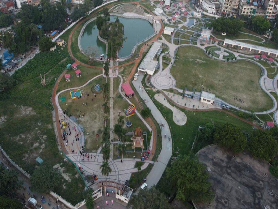 राजनारायण संपर्क पार्क में पर्यटकों के लिए खूबसूरत तालाब, बोटिंग, बंजी जम्पिंग, ओपन थियेटर, फूड कोर्ट और ओपन जिम सहित बहुत सी सुविधाएं हैं. फिलहाल इन सुविधाओं का आने वाले पर्यटक इन दिनों लुत्फ उठा रहे हैं. वाराणसी स्मार्ट सिटी ने 13.5 एकड़ में इस हाईटेक पार्क को डेवलप किया है. वहीं, हाईटेक पार्क के साथ ही अंडर ग्राउंड पार्किग की सुविधा भी पर्यटकों को मिल रही है.