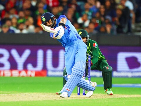 विराट कोहली ने टी20 वर्ल्ड कप में हारिस रऊफ की गेंद पर जड़ा था शानदार छक्का (PIC: AP)