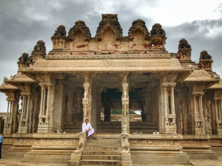  विट्ठल मंदिर, हम्पीविट्ठल मंदिर हम्पी का सबसे असाधारण वास्तुशिल्प शोपीस है. अद्भुत ध्वनिकी वाले प्रसिद्ध संगीत स्तंभों का आवास, यह मंदिर परिसर की दीवारों और गेटवे टावरों के साथ एक विशाल परिसर के रूप में बनाया गया है. तुंगभद्रा नदी के दक्षिण किनारे पर स्थित यह मंदिर मूल दक्षिण भारतीय द्रविड़ मंदिरों की स्थापत्य शैली का प्रतिनिधित्व करता है. (फोटो ANI)