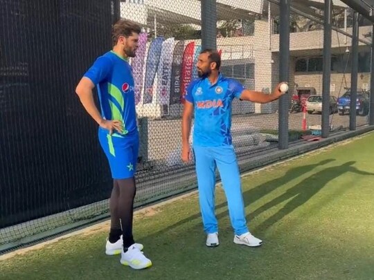 भारतीय तेज गेंदबाज मोहम्मद शमी ने शाहीन अफरीदी को दिए गेंदबाजी टिप्स. (Pic- PCB Twitter)