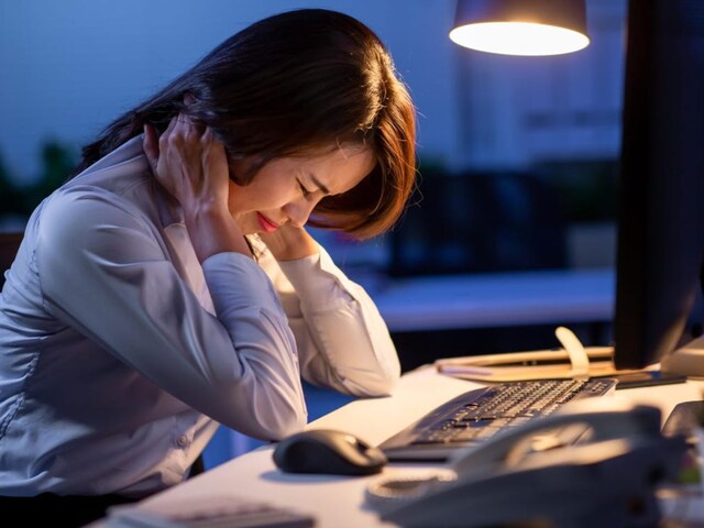 ऑफिस में वर्क लोड से बढ़ रहा है तनाव, अपनाएं ये खास टिप्स, मिलेगा सबका अटेंशन