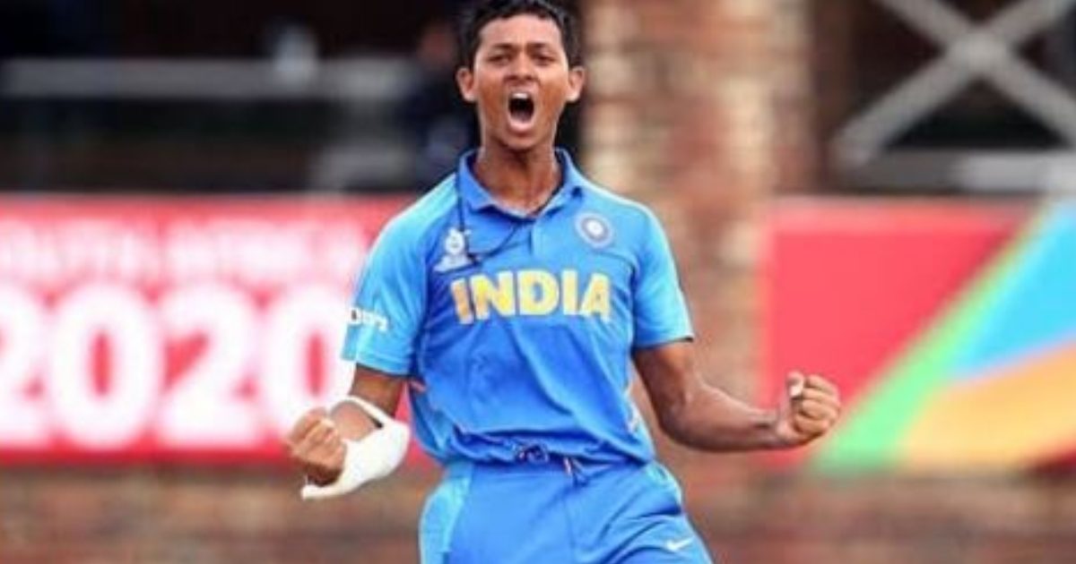 VIDEO Yashasvi Jaiswal Took The Ball Outside The Stadium The Bowler s 
