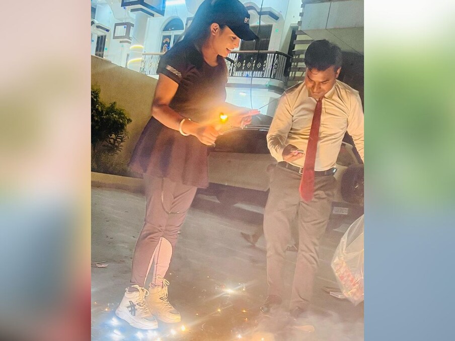  जोया खान की फोटोज पर लोग जमकर कमेंट्स कर रहे हैं. तस्वीरों में उनके क्यूट एक्सप्रेशंस देखने लायक हैं. लोग उनकी क्यूटनेस की जमकर तारीफ कर रहे हैं. उनकी तस्वीरें वायरल हो रही हैं.