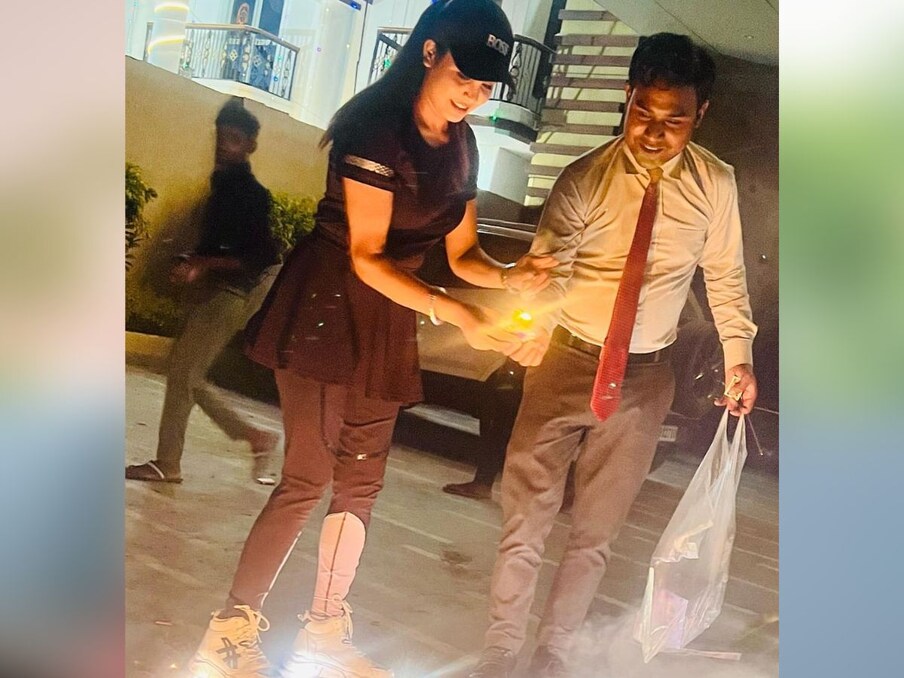  बहरहाल, अगर जोया खान के वर्कफ्रंट की बात की जाए तो उनके पास इन दिनों ढेरों प्रोजेक्ट्स हैं, जिसमें वो बैक टू बैक काम कर रही हैं. म्यूजिक वीडियोज के साथ-साथ उनके पास निरहुआ की फिल्म भी है, जिसकी शूटिंग में वो आजमगढ़ में बिजी हैं.