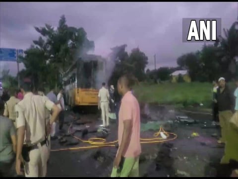 नासिक में भयानक हादसा, बस में आग लगने से कम से कम 11 लोगों की मौत -  maharashtra at least 8 people dead after a bus caught fire in nashik last  night