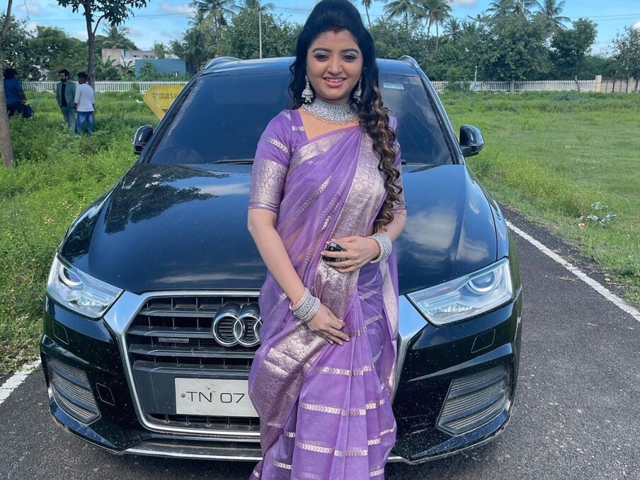  ऑडी के साथ तस्वीर क्लिक कराती महालक्ष्मी देसी लुक में बेहद आकर्षक लग रही हैं.