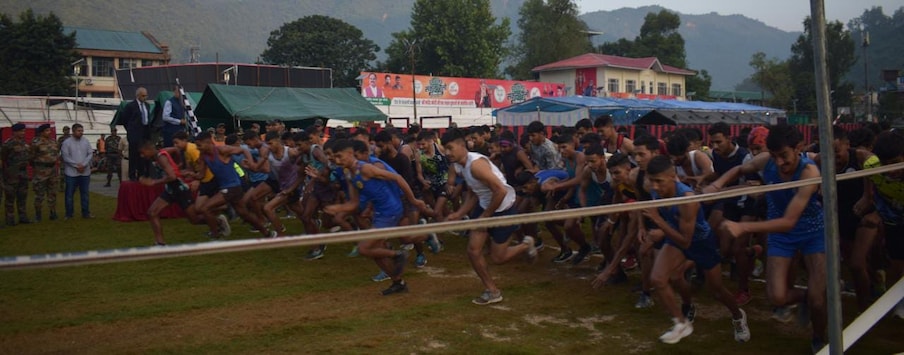  उन्होंने बताया कि हिमाचल प्रदेश में इस भर्ती का आयोजन चार स्थानों पर किया जा रहा है, ताकि युवाओं को भर्ती प्रक्रिया में भाग लेने के लिए किसी प्रकार की परेशानियों का सामना न करना पड़े। केंद्रीय रक्षा सचिव डॉ. अजय कुमार ने बताया कि भर्ती प्रक्रिया को पूरी पारदर्शिता के साथ संपन्न किया जा रहा है. जो भी ऑनलाइन आवेदन आ रहे हैं उसमें किसी भी प्रकार के फेरबदल की कोई गुंजाइश नहीं रखी गई है. 