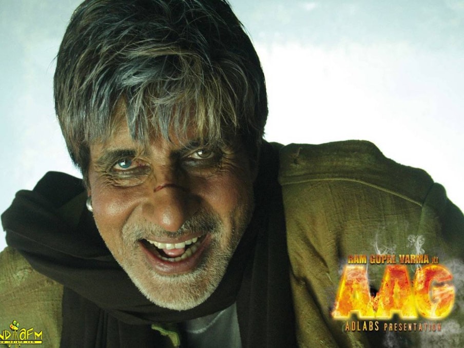  फिल्म आगे के एक सीन में अमिताभ बच्चन( फाइल फोटो )