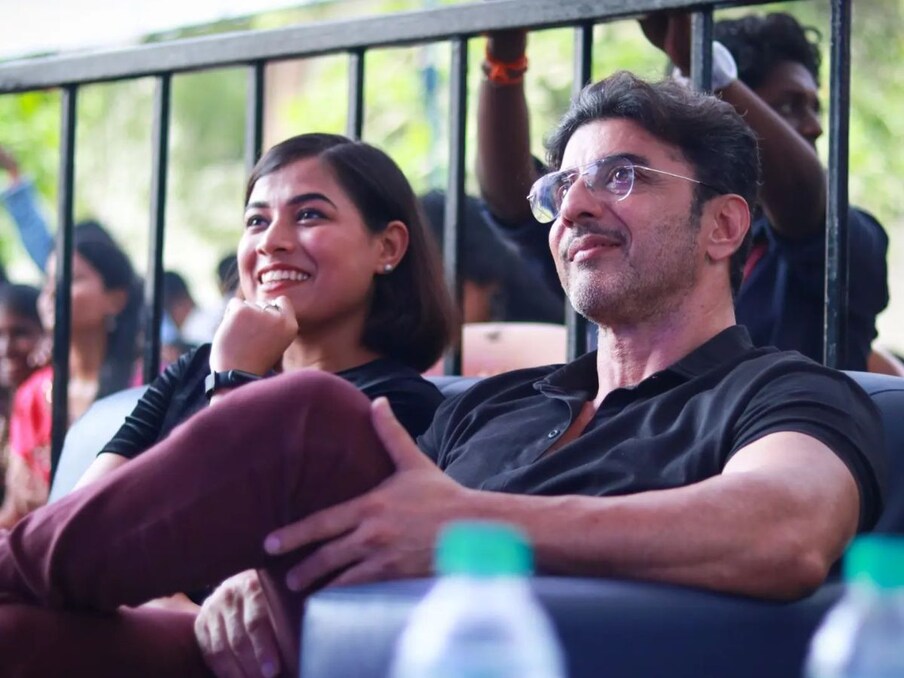  अभिनेता कहना है कि अकेलापन सबसे बड़ा अभिशाप है. शीतल अपनी उम्र के हिसाब से दिमाग से काफी मैच्योर है. उनके पास एक दादी जैसी इंटलीजेंस है और वे शादी करने के अपने फैसले से बहुत खुश हैं. अभिनेता ने आगे कहा, 'सिनेमा, म्यूजिक, हेल्थ और लाइफस्टाइल में वे दोनों कंपैटिबिल हैं. उन्होंने खुलासा किया कि शीतल एक बहुत अच्छी रसोइया भी हैं और हम एक-दूसरे को पिछले एक साल से जानते हैं.