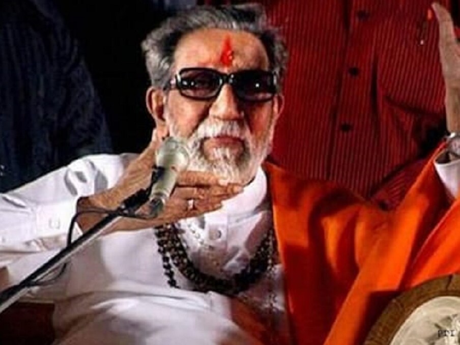  बाल ठाकरे के समय ठाकरे परिवार की तूती बोलती थी. इस परिवार को महाराष्ट्र का सबसे ताकतवर परिवार माना जाता था लेकिन समय के साथ इस परिवार में जो बिखराव और कलह शुरू हुआ तो वह सतह पर आ गया है. खासकर उद्धव ठाकरे सरकार के गिरने बाद पारिवारिक झगड़े के निशान अब खुलेआम नजर आने लगे हैं. उद्धव ठाकरे के खिलाफ ना केवल उनके बड़े भाई बल्कि भतीजे ने भी ताल ठोक दिया है. रही सही कसर स्मिता ठाकरे पहले ही पूरी कर चुकी हैं. (पीटीआई)