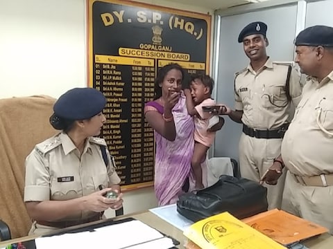 पुलिस ने बच्चें को उसके परिजनों को बुलाकर सौंप दिया है.(News18)