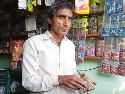 पैसे गिनते चूरू के दृष्टिहीन शंकरलाल.